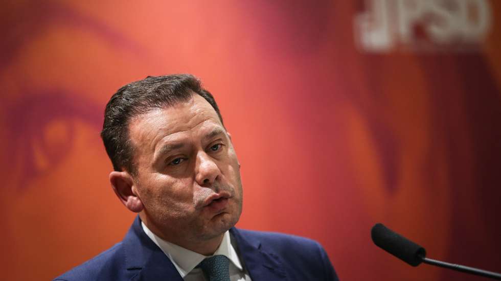 O presidente do Partido Social Democrata (PSD), Luís Montenegro, dircursa durante o encontro "Mulheres e o Mercado de Trabalho", em Lisboa, 07 de março de 2023. RODRIGO ANTUNES/LUSA