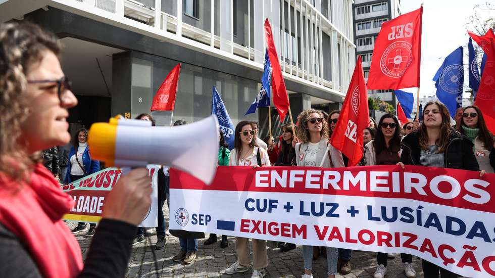 Enfermeiros da hospitalização privada manifestam-se frente ao Hospital CUF Descobertas, em Lisboa, 16 de março de 2023. Convocada pelo Sindicato dos Enfermeiros Portugueses (SEP), é a primeira greve dos enfermeiros que exercem funções nas instituições abrangidas pela Associação Portuguesa da Hospitalização Privada (APHP). Em causa estão: as 35 horas semanais e a regulação dos horários de trabalho; o acréscimo remuneratório mensal para quem trabalha por turnos; o pagamento do regime de prevenção; o aumento da compensação das chamadas horas penosas (trabalhadas em noites, fins-de-semana e feriados); o aumento salarial em 10% para todos os enfermeiros e aumento do subsídio de refeição; e 25 dias úteis de férias. TIAGO PETINGA/LUSA