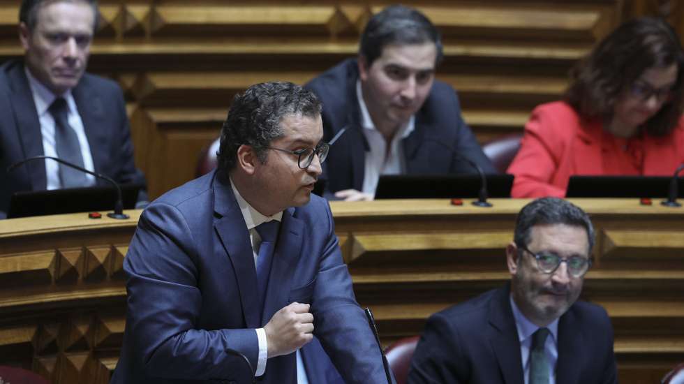 O líder parlamentar do Partido Social Democrata (PSD), Joaquim Miranda Sarmento, intervém durante o debate parlamentar sobre política geral com a presença do Primeiro-Ministro, na Assembleia da República, em Lisboa, 22 de março de 2023. ANTÓNIO COTRIM/LUSA