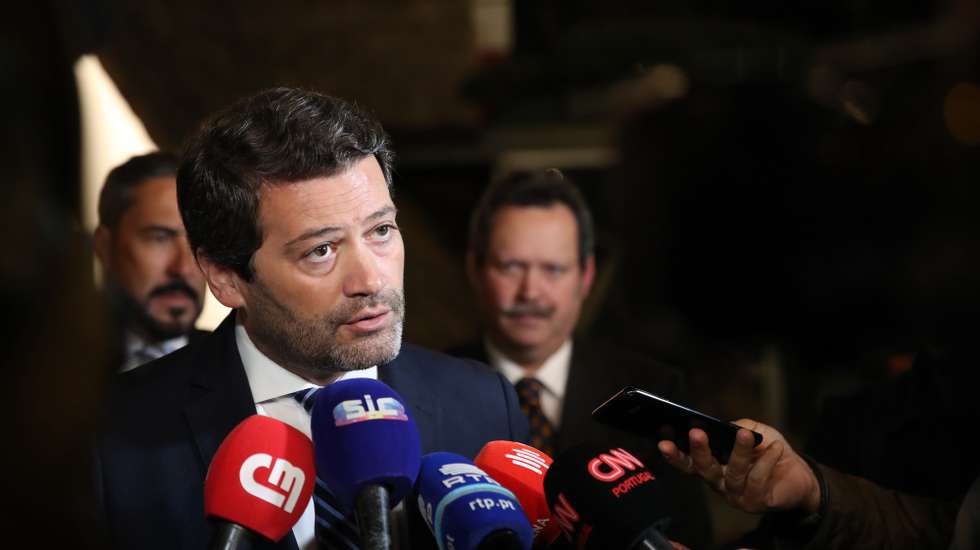 André Ventura, presidente do Chega, fala à comunicação social esta noite à chegada para um jantar-comício em Câmara de Lobos, 25 de março 2023. HOMEM DE GOUVEIA/LUSA