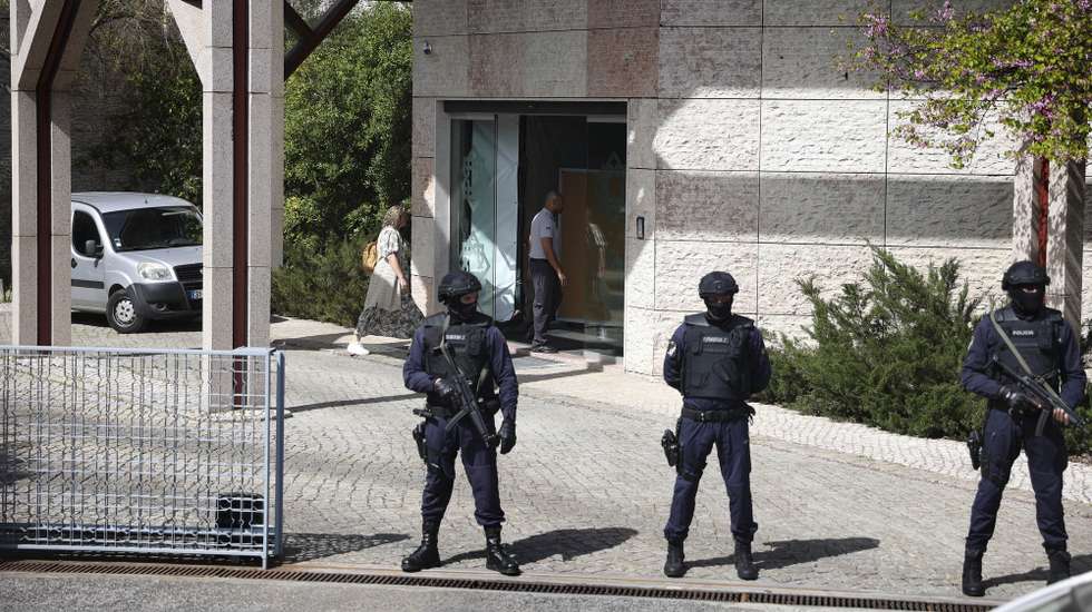 Elementos da Polícia fazem segurança à entrada do Centro Ismaelita onde duas pessoas morreram esta manhã após um ataque com uma arma branca, em Lisboa, 28 de março de 2023. CARLOS ALMEIDA/LUSA