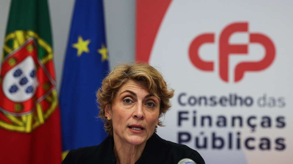 A presidente do Conselho das Finanças Públicas, Nazaré da Costa Cabral, intervém durante a divulgação do relatório "Perspetivas Económicas e Orçamentais 2023-2027", na sede da instituíção, em Lisboa, 21 de março de 2023. TIAGO PETINGA/LUSA