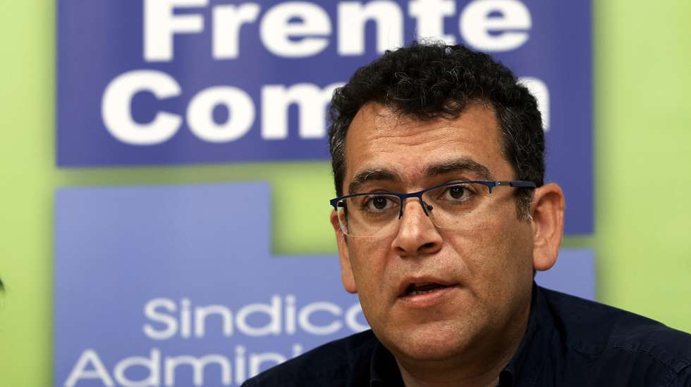O dirigente da Frente Comum de Sindicatos da Administração Pública, Sebastião Santana, fala aos jornalistas durante uma conferência de imprensa sobre a perspetiva de adesão à greve e reivindicações centrais, em Lisboa, 14 de março de 2023. ANTÓNIO PEDRO SANTOS/LUSA