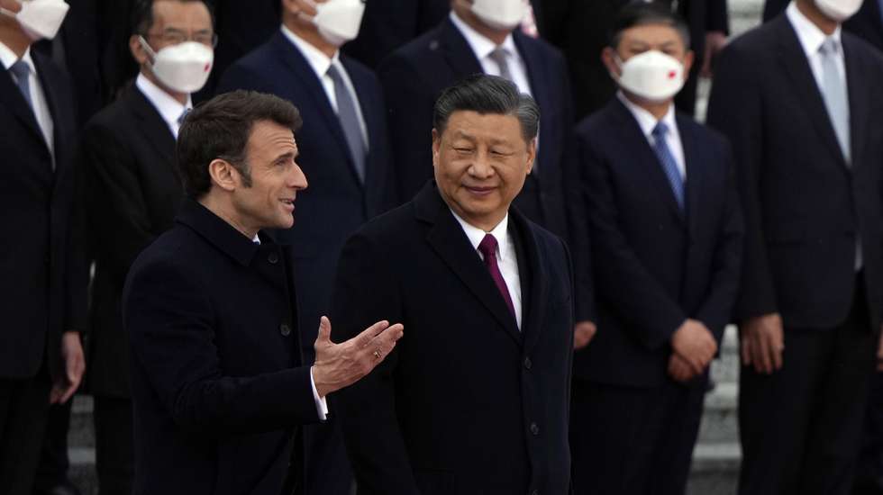 epa10561181 French President Emmanuel Macron (L) chats with Chinese President Xi Jinping (R) during a welcome ceremony held outside the Great Hall of the People in Beijing, China, 06 April 2023.  EPA/Ng Han Guan / POOL