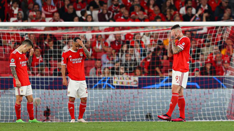 Benfica tinha perdido apenas um jogo (em Braga) nos primeiros 45 da temporada; agora sofreu a segunda derrota consecutiva na Luz (FC Porto e Inter)