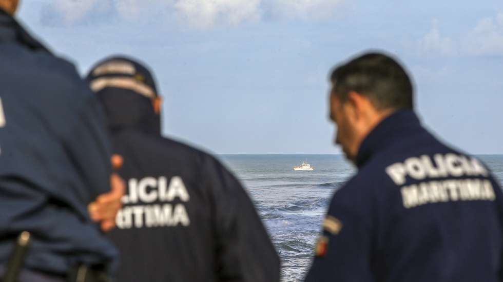 Elementos da Policia Marítima participam nas buscas dos três tripulantes de uma embarcação desaparecida na sexta-feira ao largo na Nazaré, na Praia do Pedrogão em Leiria. PAULO CUNHA/LUSA