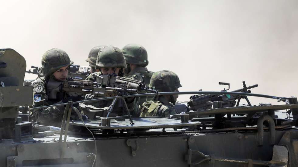 Militares durante um exercício militar que contou com a presença da ministra da Defesa Nacional, Helena Carreiras (ausente da foto), no Campo Militar de Santa Margarida em Constância,18 de abril 2022. PAULO CUNHA/LUSA