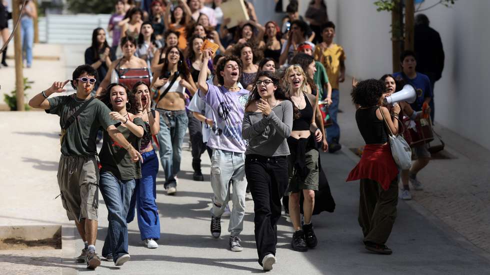 Um grupo de alunos do Liceu Camões em Lisboa protesta pelo “fim aos fósseis até 2030 em Portugal” e pela “eletricidade 100% renovável e acessível para todas as famílias até 2025”, uma ação promovida pelo movimento Greve Climática Estudantil (GCE) e movimento “Fim ao Fóssil: Ocupa!”, em Lisboa, 02 de maio de 2023. FILIPE AMORIM/LUSA