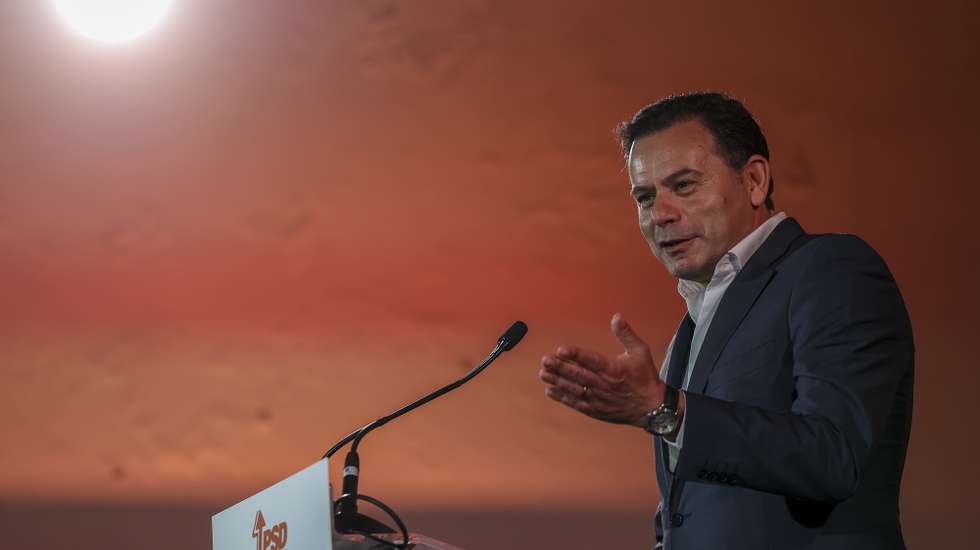 O presidente do Partido Social Democrata (PSD), Luís Montenegro, intervém durante a cerimónia das comemorações do 49.º aniversário do partido, em Coimbra, 06 de maio de 2023. PAULO NOVAIS/LUSA