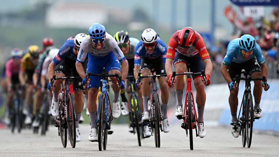 Michael Matthews (Team Jayco) ganhou a Mads Pedersen (Trek) no sprint com Remco a tentar "marcar" as movimentações de Roglic