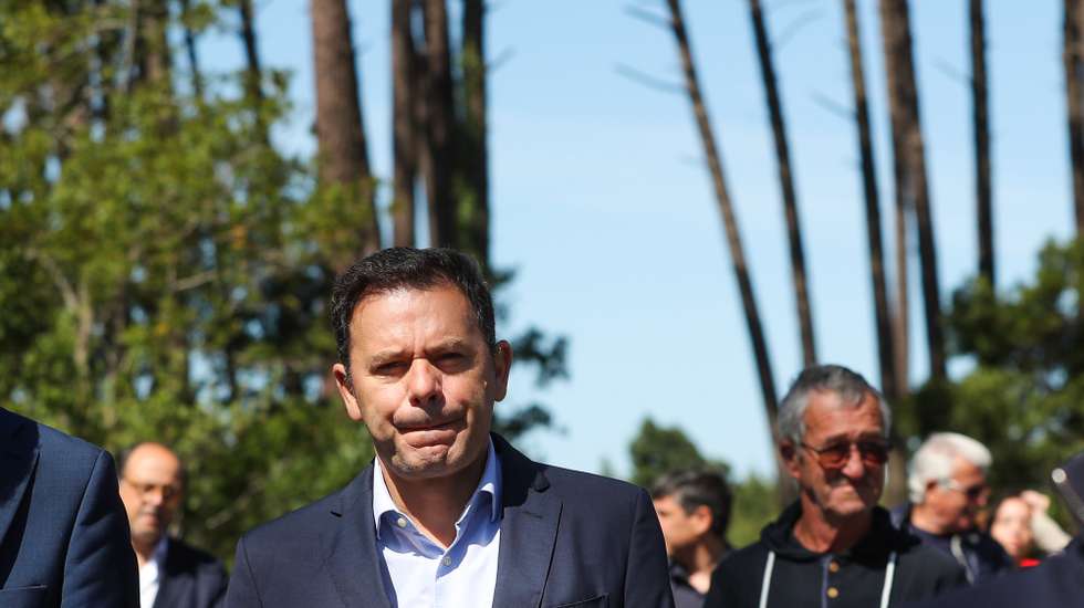 O presidente do Partido Social Democrata (PSD), Luís Montenegro, durante a visita ao Pinhal de Leiria, no âmbito da iniciativa “Sentir Portugal em..." no distrito de Leiria, na Marinha Grande, 12 de maio de 2023. PAULO CUNHA/LUSA