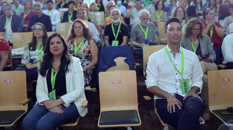 Inês de Sousa Real, atual porta-voz do PAN (E) e candidata a lider, acompanhada por Nelson Silva, candidato a lider, durante o 9.º Congresso Nacional do partido Pessoas-Animais-Natureza, na Escola Básica de Matosinhos, 20 de maio 2023. Neste congresso há dois candidatos à liderança: Inês de Sousa Real, deputada única e porta-voz do Pessoas-Animais-Natureza há dois anos, recandidata-se ao cargo e vai enfrentar o antigo dirigente Nelson Silva. ESTELA SILVA/LUSA
