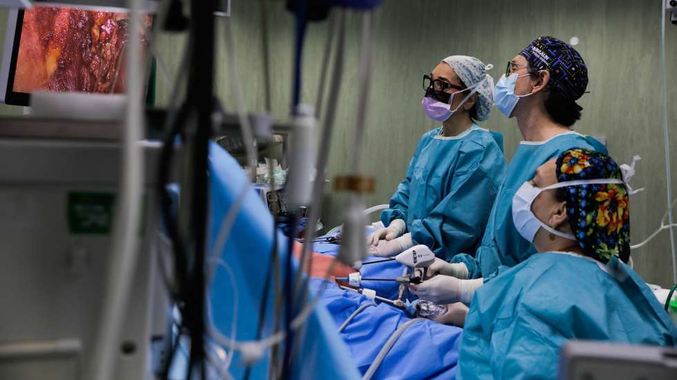 O cirurgião Jaime Vilaça (C) e a sua equipa operam uma paciente para remoção de um tumor maligno da tiroide, a tiroidectomia endoscópica transaxilar, uma técnica cirúrgica endoscópica, vídeo-assistida, de abordagem remota do pescoço que não deixa cicatriz visível, no Hospital de Santo André, em Leiria, 15 de maio de 2023. Esta técnica é praticada pelo o cirurgião Jaime Vilaça, desde 2014 em Portugal, mas o Hospital de Santo André em Leiria é a primeira entidade pública a fazer a cirurgia transaxilar à tiroide. (ACOMPANHA TEXTO DA LUSA DO DIA 25 DE MAIO DE 2023). PAULO CUNHA/LUSA