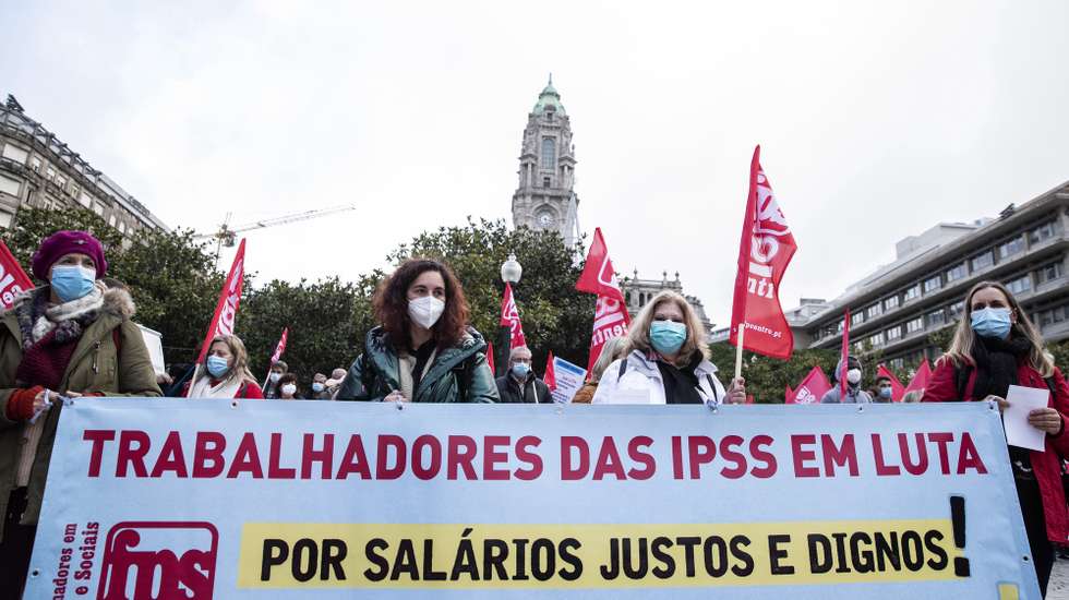 Os trabalhadores das Instituições Particulares de Solidariedade Social (IPSS) manifestam-se na Avenida dos Aliados. no Porto, em dia de greve para exigir salários justos e dignos, respeito e cumprimento dos direitos laborais, e melhores condições de trabalho, 10 de dezembro de 2021. JOSÉ COELHO/LUSA