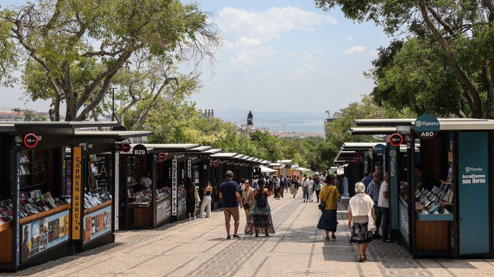 93.ª edição da Feira do Livro de Lisboa que decorre de 25 de maio a 11 de junho no Parque Eduardo VII, em Lisboa, 25 de maio de 2023. A 93.ª edição da Feira do Livro de Lisboa terá 139 participantes, mais de 980 chancelas editoriais e os mesmos 340 pavilhões da edição de 2022. MIGUEL A. LOPES/LUSA