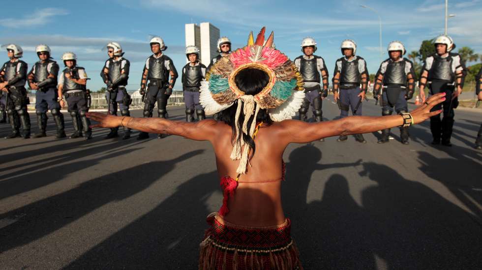 epa05931852 Indigenous people from different Brazilian tribes protest in Brasilia, Brazil, 27 April 2017. In addition to demanding faster demarcation of indigenous lands, the protesters also expressed their rejection against a bill that the Congress is processing, which proposes to alter the regulations that govern the delimitation of those territories.  EPA/Joédson Alves