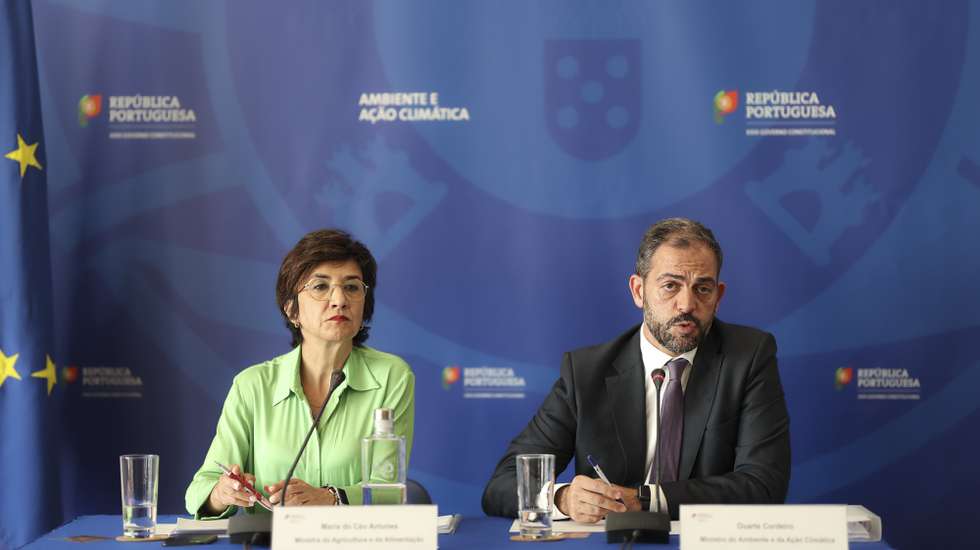 O ministro do Ambiente e da Ação Climática, Duarte Cordeiro, ladeado pela ministra da Agricultura e da Alimentação, Maria do Céu Antunes, usa da palavra durante um conferência de imprensa após a 14.ª reunião da comissão permanente de prevenção, monitorização e acompanhamento dos efeitos da seca (CPPMAES), com o IPMA, a Agência Portuguesa do Ambiente e a Direção-Geral da Agricultura, onde se avaliou a necessidade de novas medidas, sobretudo nos territórios com maior ‘stress’ hídrico, no Ministério do Ambiente e da Ação Climática, em Lisboa, 01 de junho de 2023. FILIPE AMORIM/LUSA