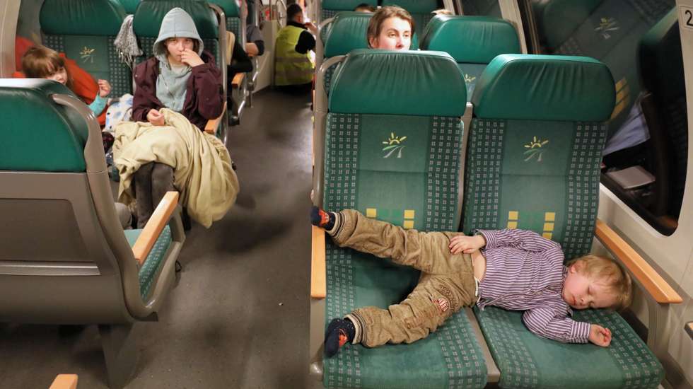 epa10364881 epa09798278 Ukrainian refugees arrive by Polish passenger train at the Warszawa Wschodnia (Warsaw East) train station in Warsaw, Poland, 03 March 2022. Russian troops entered Ukraine on 24 February prompting the country's president to declare martial law and triggering a series of announcements by Western countries to impose severe economic sanctions on Russia.  EPA/PAWEL SUPERNAK POLAND OUT  EPA-EFE/PAWEL SUPERNAK POLAND OUT