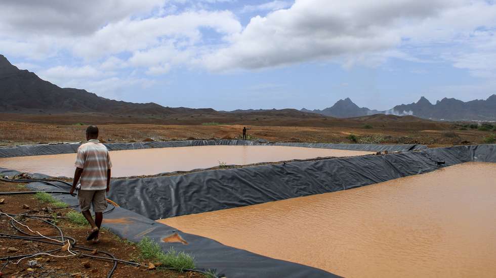 O agricultor cabo-verdiano Amílcar Lopes aproveitou as últimas chuvas para armazenar 9.000 toneladas de água em lagos artificiais que construiu e já prevê aumentar dez vezes a produção este ano, Mindelo, Cabo Verde, 13 de setembro de 2022. Esta expansão seria improvável de ser projetada por este agricultor de 61 anos se os lagos não fossem construídos e atribui à água  que caiu nas últimos dias em São Vicente, após um período de quase quatro anos de seca em Cabo Verde, o poder de ser o maior impulsionador para o seu crescimento. (ACOMPANHA TEXTO DE 14 DE SETEMBRO DE 2022). SIDNEIA NEWTON/LUSA