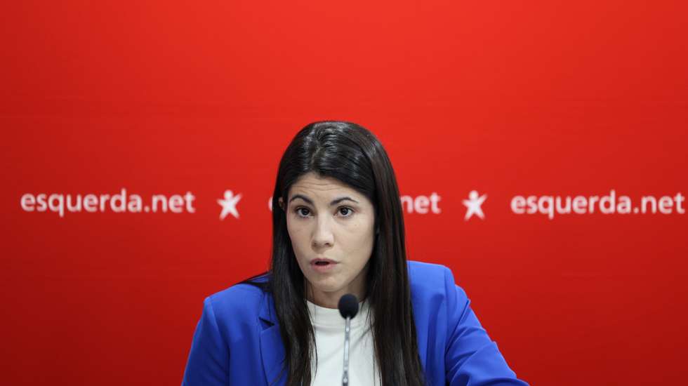A coordenadora do Bloco de Esquerda (BE), Mariana Mortágua, intervém na conferência de imprensa para análise da situação política, após a reunião da Mesa Nacional do partido, em Lisboa, 18 de junho de 2023. MIGUEL A. LOPES/LUSA