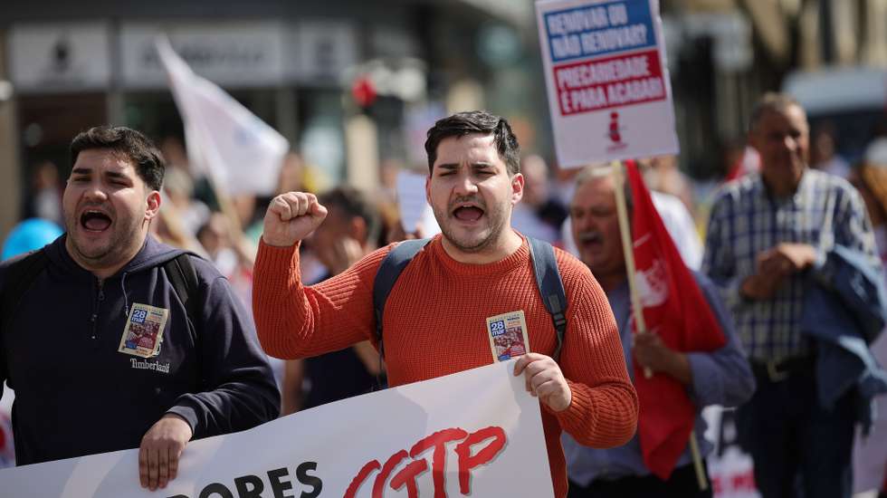 Manifestação de jovens trabalhadores organizada pela InterJovem (CGTP-IN) sob o tema "Basta de empobrecer a trabalhar", em protesto por "melhores condições para trabalhar e viver" em Vila Nova de Gaia, 28 de março 2023. ESTELA SILVA/LUSA