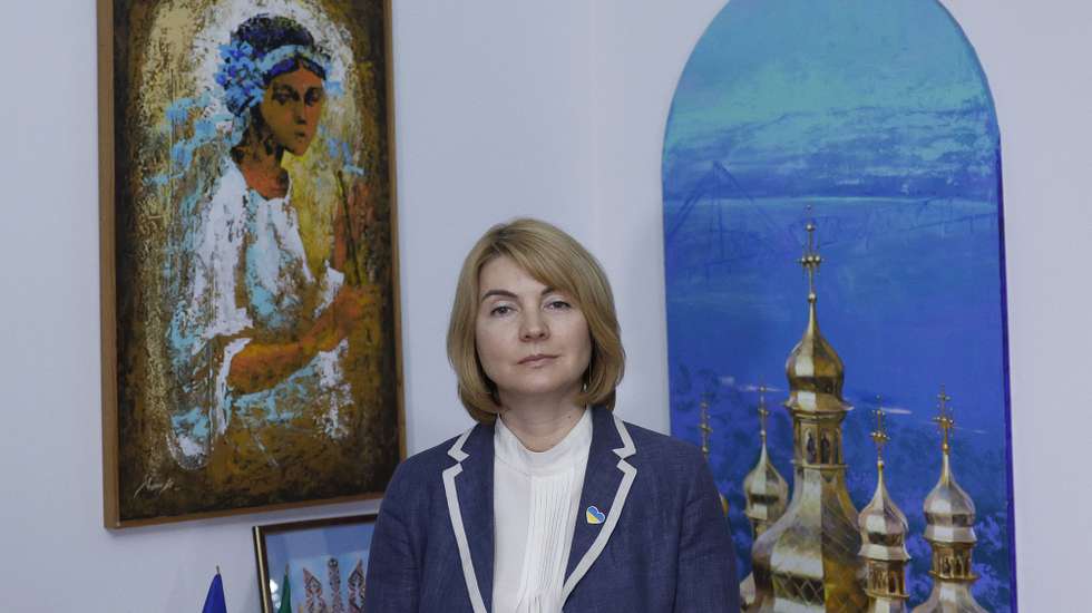 A embaixadora da Ucrânia em Lisboa, Maryna Mykhailenko, afirmou que está atenta à possível existência de elementos pró-russos em associações ucranianas em Portugal e que o Governo português partilha essa preocupação, apesar de limitações legislativas, em Lisboa, 06 de julho de 2023. Na primeira entrevista desde que foi colocada em Lisboa pelo Presidente da Ucrânia, em fevereiro passado, Maryna Mykhailenko afirmou à agência Lusa que é muito importante que as associações da sua comunidade em Portugal sejam registadas no Alto Comissariado para as Migrações e que este “deveria incluir apenas organizações pró-ucranianas e não pró-russas”, num contexto em que o seu país se encontra invadido pelas forças de Moscovo desde 24 de fevereiro do ano passado. (ACOMPANHA TEXTO DE 8 DE JULHO DE 2023). ANTÓNIO PEDRO SANTOS/LUSA