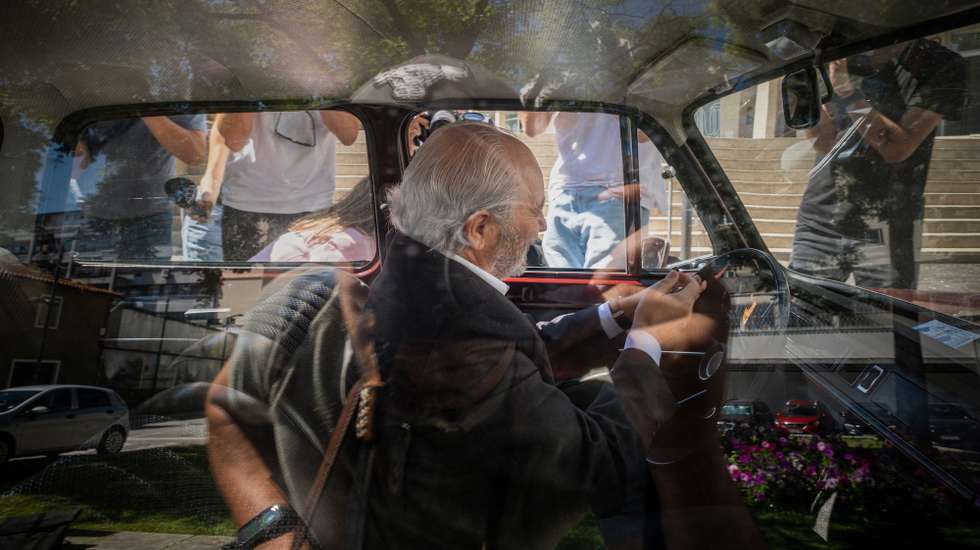Quando regressou a casa num Mini clássico, horas depois das buscas, Rio puxava por este argumento: "Está em causa uma prática na Assembleia, dos partidos todos, as pessoas podem considerar bem ou mal”.
