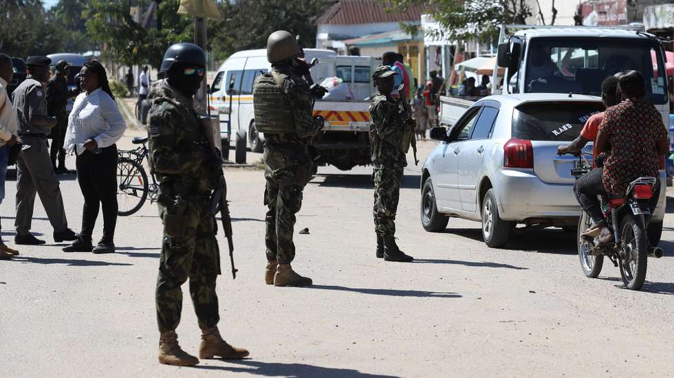 Militares vigiam avenida principal de Mocímboa da Praia, Cabo Delgado, norte de Moçambique, 26 de junho de 2023. Há residentes de etnia maconde que já rumaram a Mueda, no planalto de Cabo Delgado, “para plantar milho”, mas o que os muânis como Assumane sabem fazer é plantar arroz nos campos de Auasse, ali perto de Mocímboa de Praia. (acompanha texto de 26 de junho de 2023). LUÍS FONSECA/LUSA
