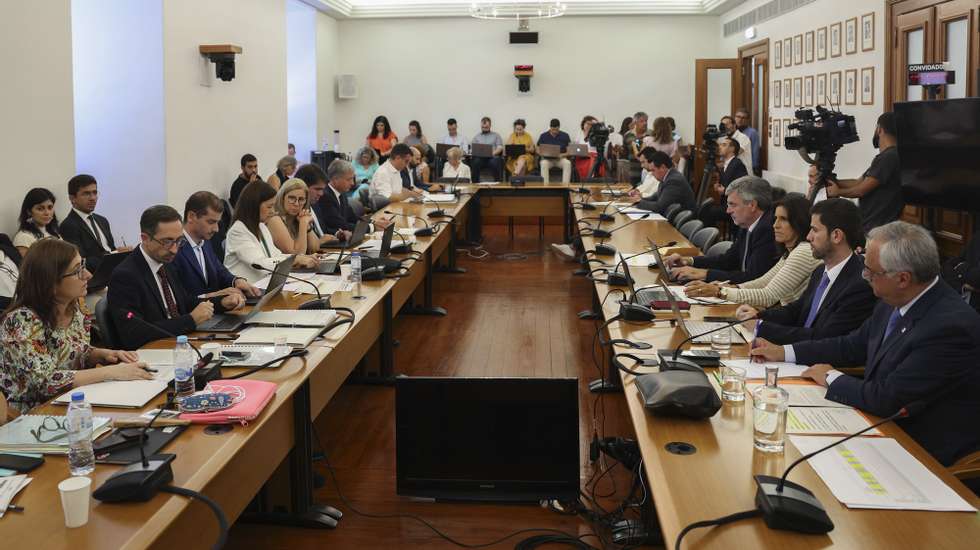 A relatora da comissão de inquérito à TAP e deputada do Partido Socialista (PS), Ana Paula Bernardo (E), intervém durante a sessão para apreciação e votação do relatório da CPI-TAP, na Assembleia da República, em Lisboa, 13 de julho 2023. ANTÓNIO COTRIM/LUSA