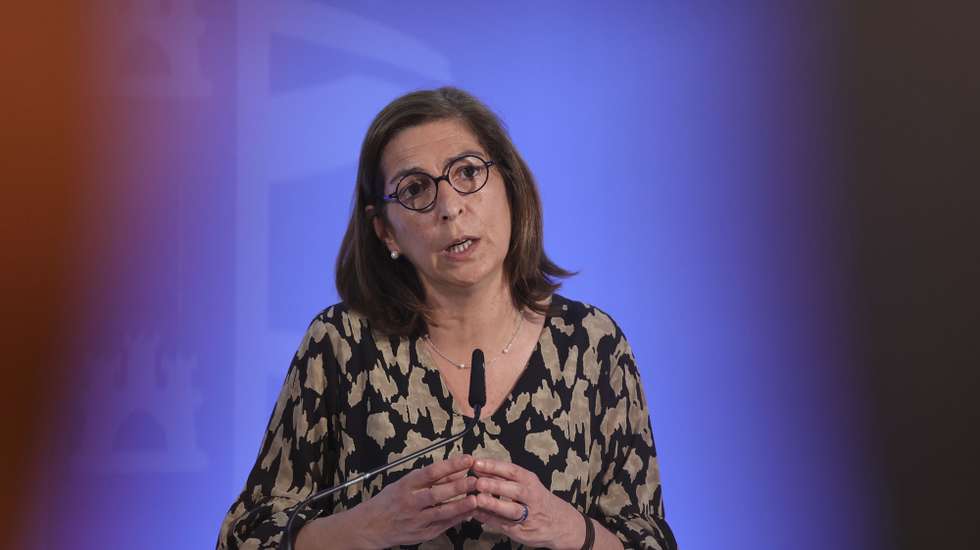 A ministra Adjunta e dos Assuntos Parlamentares, Ana Catarina Mendes, participa na conferência de imprensa no final da reunião do Conselho de Ministros no antigo ministério do Mar, em Oeiras, 29 de junho de 2023. MANUEL DE ALMEIDA/LUSA