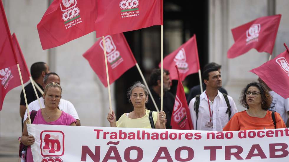 Trabalhadores não docentes das escolas manifestam-se numa ação promovida pelo Sindicato dos Trabalhadores em Funções Públicas e Sociais do Sul e Regiões Autónomas (STFPSSRA), na Praça do Município junto à Câmara Municipal de Lisboa, 21 de julho de 2023. Considerando que mais de 900 escolas da Área Metropolitana de Lisboa (AML) irão receber os participantes da Jornada Mundial da Juventude (JMJ) 2023, os trabalhadores não docentes (TND) afirmam estar afetos à realização de trabalho para a comunidade educativa – crianças e jovens, docentes, encarregados de educação – e não para eventos privados, como é caso da JMJ. FILIPE AMORIM/LUSA
