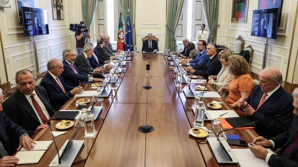 O Presidente da República, Marcelo Rebelo de Sousa (C), acompanhado pelo primeiro-ministro António Costa (C-D) na reunião do Conselho de Estado, esta tarde no Palácio de Belém em Lisboa, 21 de julho de 2023. MIGUEL A. LOPES/LUSA