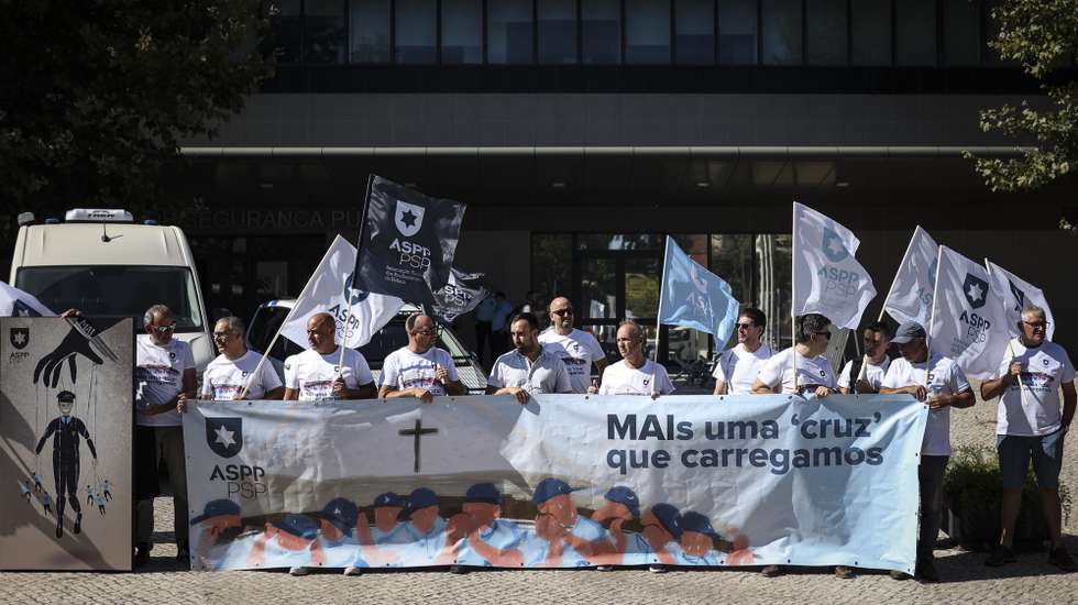 Elementos da PSP concentram-se em frente ao Comando Metropolitano de Lisboa da PSP, Lisboa, 31 de julho 2023. A Associação Sindical dos Profissionais da Polícia (ASPP/PSP) termina várias ações de luta e contestação às políticas do Governo, nomeadamente "as políticas que não têm respondido aos problemas graves que afetam a PSP e a Segurança Interna". FILIPE AMORIM/LUSA