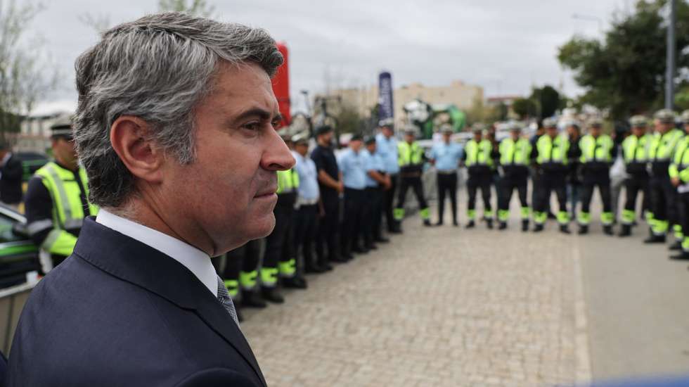 O ministro da Administração Interna, José Luís Carneiro, assiste ao briefing de segurança do Destacamento Eventual da Guarda Nacional Republicana para a Volta a Portugal em Bicicleta. O Destacamento Eventual acompanha continuamente um prólogo e 10 etapas da prova, no percurso entre Viseu e Viana do Castelo, garantindo toda a segurança da prova e assiste à apresentação do novo equipamento de motociclista da GNR, parque da Cidade de Paredes. 19 de agosto de 2023. NUNO VEIGA/LUSA