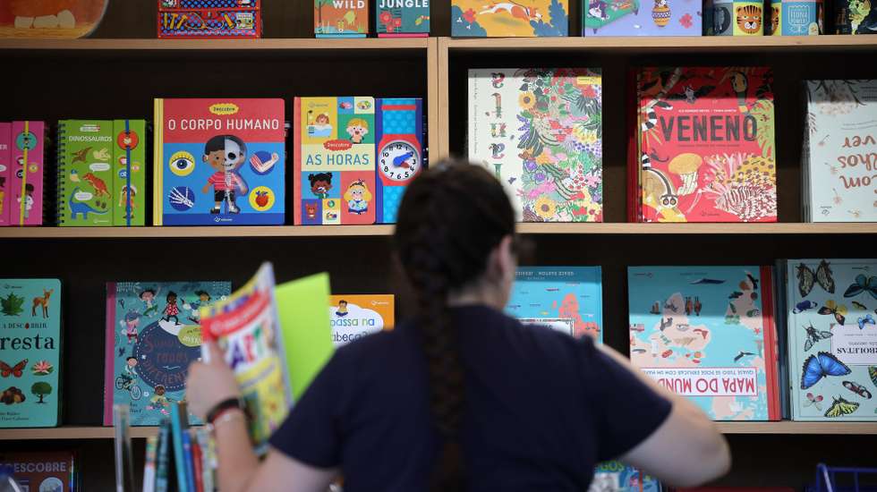 Preparativos para a Feira do Livro do Porto, que arranca na próxima sexta-feira, dia 25 de agosto e termina dia 10 de setembro, com Manuel António Pina como autor homenageado, nos Jardins do Palácio de Cristal, 23 de agosto 2023. (ACOMPANHA TEXTO DE 24 DE AGOSTO DE 2023). ESTELA SILVA/LUSA