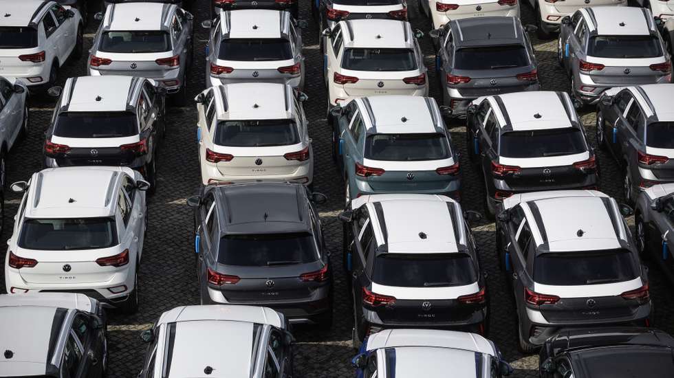 Veículos da Volkswagen, modelo T-Roc, provenientes da fábrica da Autoeuropa, em Palmela, aguardam no Terminal de Carga Geral e de Granéis de Leixões (TCGL) do porto de Leixões, Matosinhos, 13 de abril de 2023. JOSÉ COELHO/LUSA