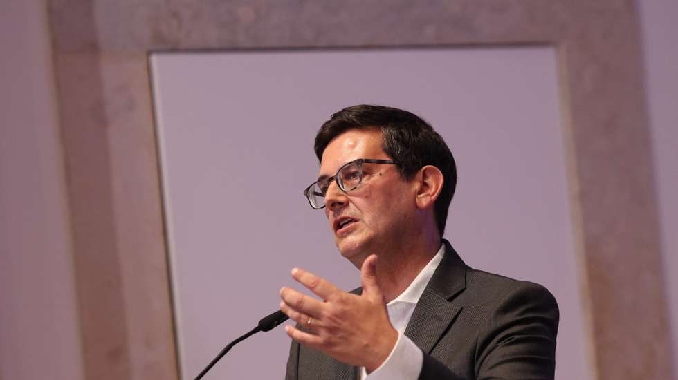 O presidente do Iniciativa Liberal (IL), Rui Rocha, intervém na sessão de apresentação do programa do partido para a habitação, em Lisboa, 07 de setembro de 2023. O conjunto de medidas visa criar "mais habitação a sério em Portugal e será, posteriormente, apresentado na Assembleia da República com o propósito de restabelecer a estabilidade fiscal e legislativa no setor e aumentar a oferta ao dispor das pessoas". TIAGO PETINGA/LUSA