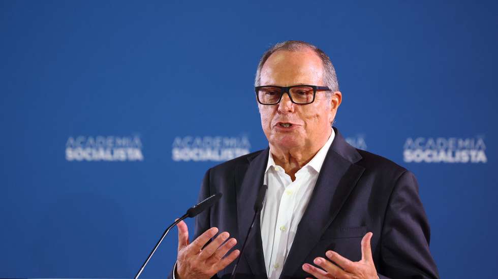 O presidente do Partido Socialista (PS), Carlos César, discursa durante a sessão de encerramento da 2.ª "Academia Socialista", que se realizou numa unidade hoteleira de Évora, 10 de setembro de 2023. NUNO VEIGA/LUSA