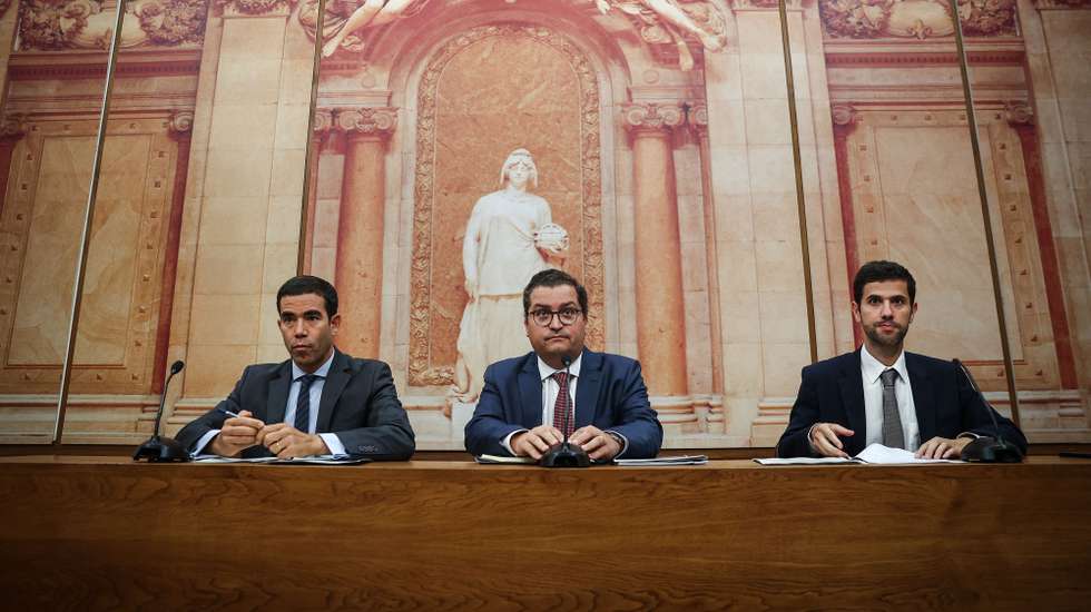 O presidente do grupo parlamentar do Partido Social Democrata (PSD), Joaquim Miranda Sarmento (C), o vice-presidente António Leitão Amaro (E), e o vice-presidente do grupo parlamentar Hugo Carneiro (D), durante uma conferência de imprensa sobre o "Pacote da Reforma Fiscal e Redução de Impostos" na Assembleia da República, em Lisboa, 12 de setembro de 2023. RODRIGO ANTUNES/LUSA