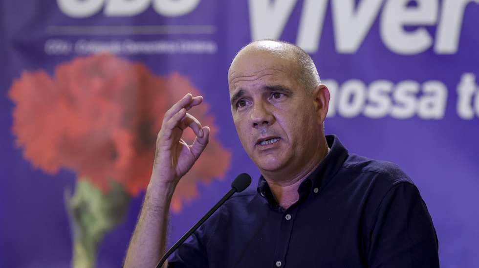 O secretário-geral do PCP, Paulo Raimundo, durante a intervenção num jantar comício de apoio ao candidato da CDU - Coligação Democrática Unitária à Assembleia Regional da Madeira, Edgar Silva durante uma ação de campanha eleitoral para as eleições legislativas da Madeira, na Encumeada, Ribeira Brava, Madeira, 15 de setembro de 2023. As legislativas da Madeira decorrem em 24 de setembro, com 13 candidaturas a disputar os 47 lugares no parlamento regional, num círculo eleitoral único. PAULO NOVAIS/LUSA
