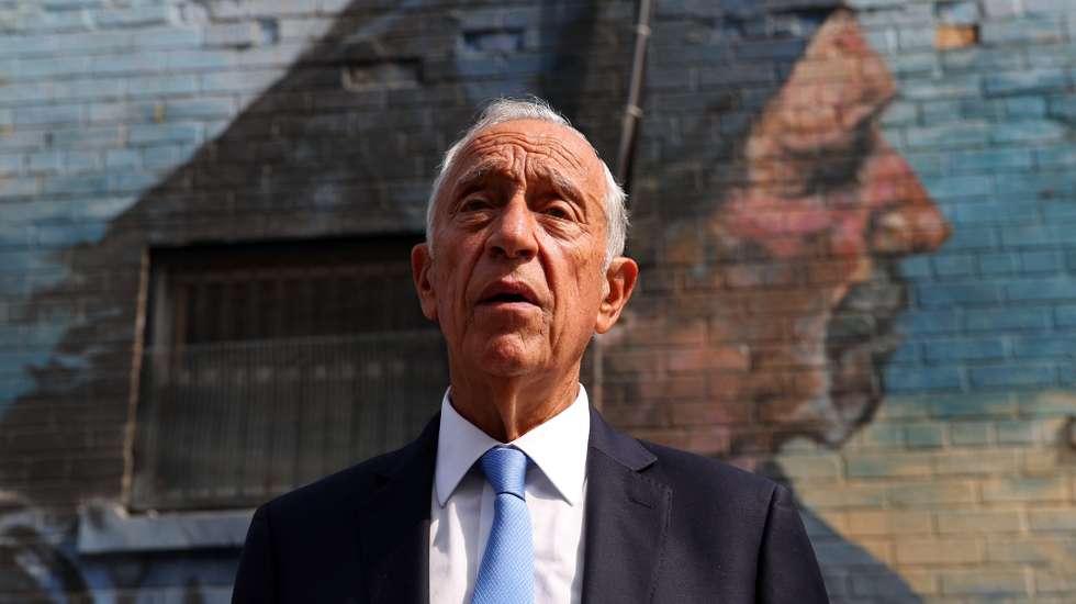 O Presidente da República, Marcelo Rebelo de Sousa, posa para a fotografia junto a um mural em homenagem a um pescador, durante um longo passeio no bairro conhecido como "Little Portugal" em Toronto, Canadá, 17 de setembro de 2023. O Presidente termina hoje uma visita oficial de cinco dias ao Canadá. NUNO VEIGA/LUSA