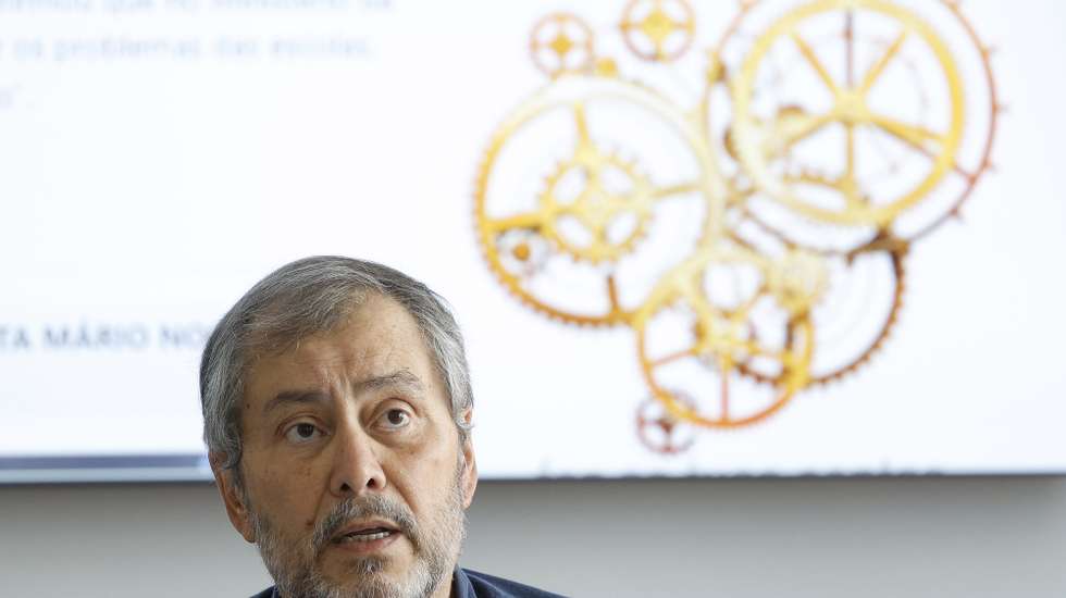 O secretário-geral da Federação Nacional dos Professores (FENPROF), Mário Nogueira, intervém durante uma conferência de imprensa para analisar as condições em que abriu o ano letivo e apresentar um simulador que converte o tempo de serviço não contabilizado em perdas salariais, em Lisboa, 18 de setembro de 2023. ANTÓNIO PEDRO SANTOS/LUSA