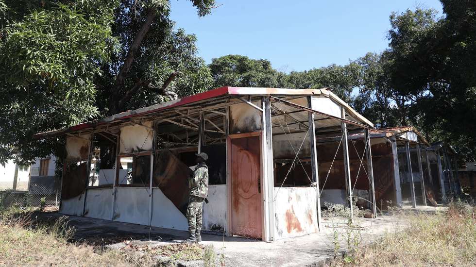 Apesar de o hospital de Mocímboa da Praia, já estar a funcionar, algumas alas permanecem destruídas, tal como ficaram depois das incursões de rebeldes que ocuparam a vila entre 2020 e 2021, Cabo Delgado, norte de Moçambique, 26 de junho de 2023. Há residentes de etnia maconde que já rumaram a Mueda, no planalto de Cabo Delgado, “para plantar milho”, mas o que os muânis como Assumane sabem fazer é plantar arroz nos campos de Auasse, ali perto de Mocímboa de Praia. (acompanha texto de 26 de junho de 2023). LUÍS FONSECA/LUSA