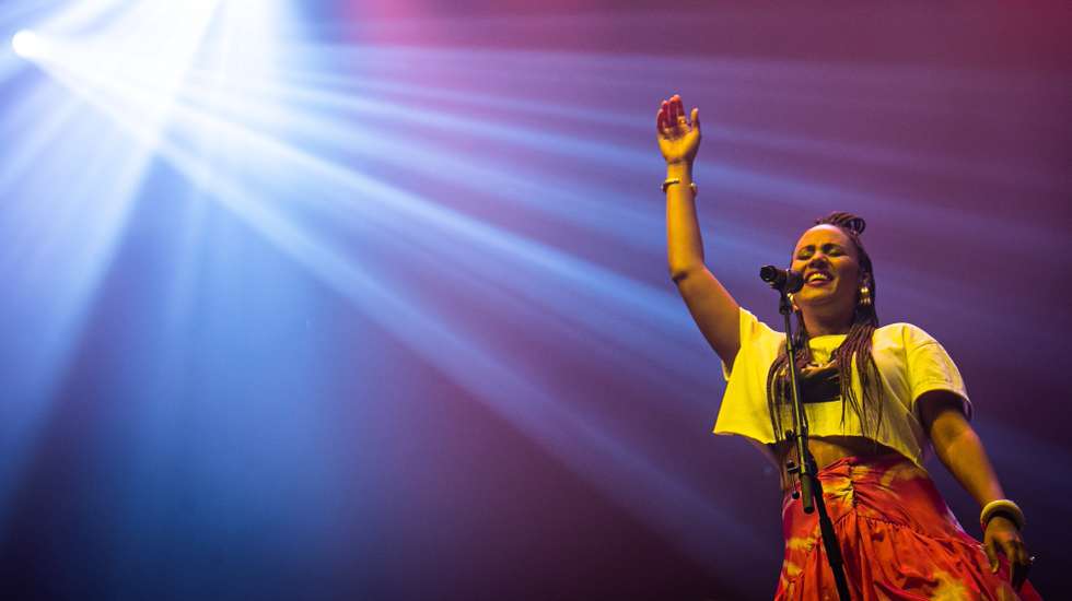 epaselect epa10075037 Cape Verdean singer Mayra Andrade performs on the last day of the Super Bock Super Rock Festival, at Altice Arena, in Lisbon, Portugal, 16 July 2022.  EPA/JOSE SENA GOULAO