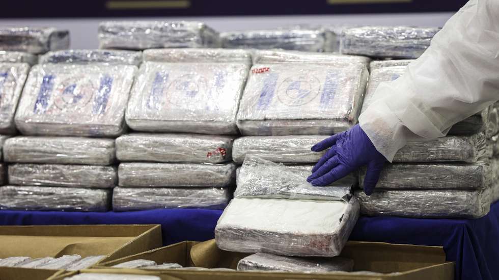 Material apreendido pela Polícia Judiciária (PJ), através da Unidade Nacional de Combate ao tráfico de Estupefacientes, procedeu, nos últimos dias, à apreensão de cerca de cerca de 4,2 toneladas de cocaína com origem na América Latina. A droga em causa, que apresenta um elevado grau de pureza, foi transportada até Portugal por via marítima dissimulada num carregamento de fruta em paletes, mais concretamente de bananas, que entrou em território nacional, através do Porto de Setúbal, nas instalações da Polícia Judiciária em Lisboa, 02 de maio de 2023. FILIPE AMORIM/LUSA