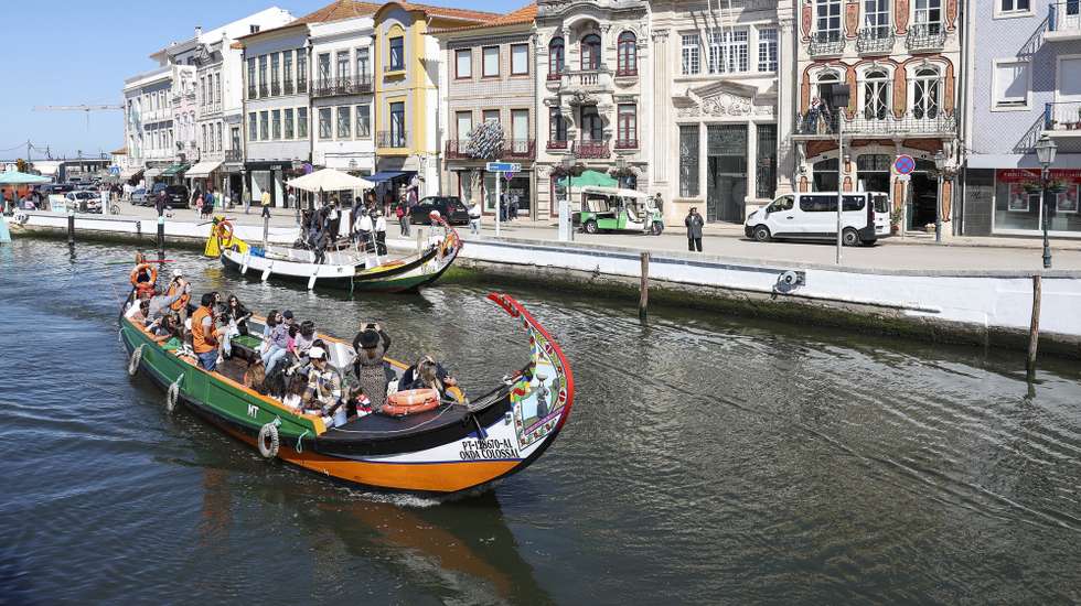 Passeios de barcos moliceiros com turistas na Ria de Aveiro, em Aveiro, 15 de abril de 2023. PAULO NOVAIS/LUSA