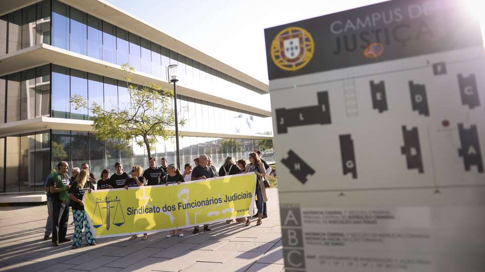 Funcionários judiciais participam na greve promovida pelo Sindicato dos Funcionários Judiciais no Campus de Justiça, em Lisboa, 03 de outubro de 2023. FILIPE AMORIM/LUSA