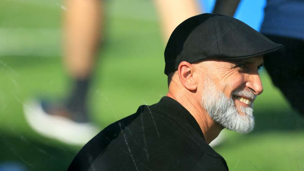 O treinador do Vitória SC Guimarães, Álvaro Pacheco, reage durante o jogo da Primeira Liga de Futebol entre o FC Famalicão e o Vitória SC Guimarães, disputado no Estádio Municipal de Famalicão, Vila Nova de Famalicão, 08 de outubro de 2023. ESTELA SILVA/LUSA