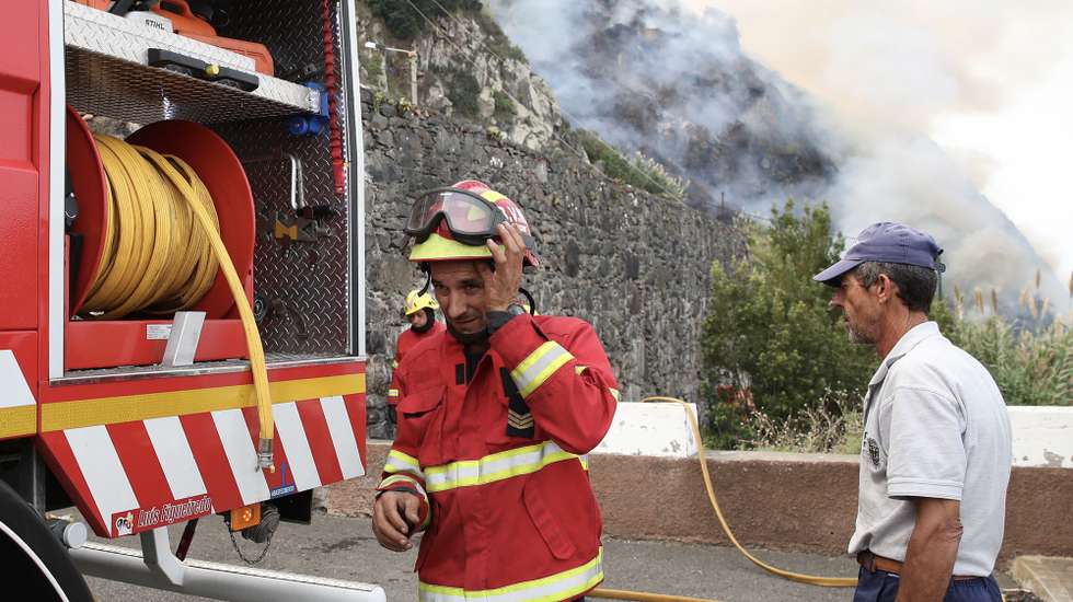 Elementos dos bombeiros combatem um incêndio no sítio da Espigueira, freguesia do Porto Moniz, Madeira, 13 de outubro de 2023. O fogo deflagrou inicialmente na quarta-feira, cerca das 18:00, na freguesia dos Prazeres, concelho da Calheta, tendo alastrado durante a noite à freguesia contígua da Fajã da Ovelha e, posteriormente, às freguesias da Ponta do Pargo e das Achadas da Cruz, esta já no concelho do Porto Moniz. HOMEM DE GOUVEIA/LUSA