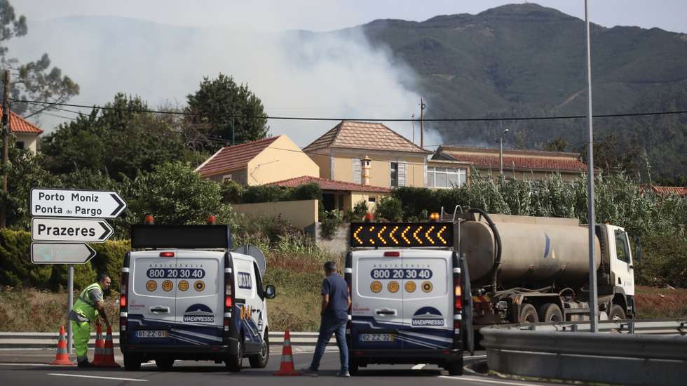 O incêndio no concelho da Calheta, Madeira, 12 de outubro de 2023. O incêndio deflagrou cerca das 18:00 de quarta-feira na freguesia dos Prazeres, no município da Calheta, na zona oeste da Madeira, e motivou a retirada de 120 hóspedes do Hotel Jardim Atlântico”, cerca das 20:00, embora o fogo não tenha atingido a infraestrutura. HOMEM DE GOUVEIA/LUSA